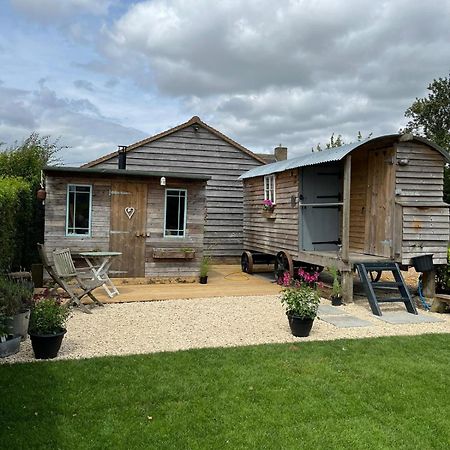 The Hen House Shepherds Hut With Hot Tub Chittoe Esterno foto