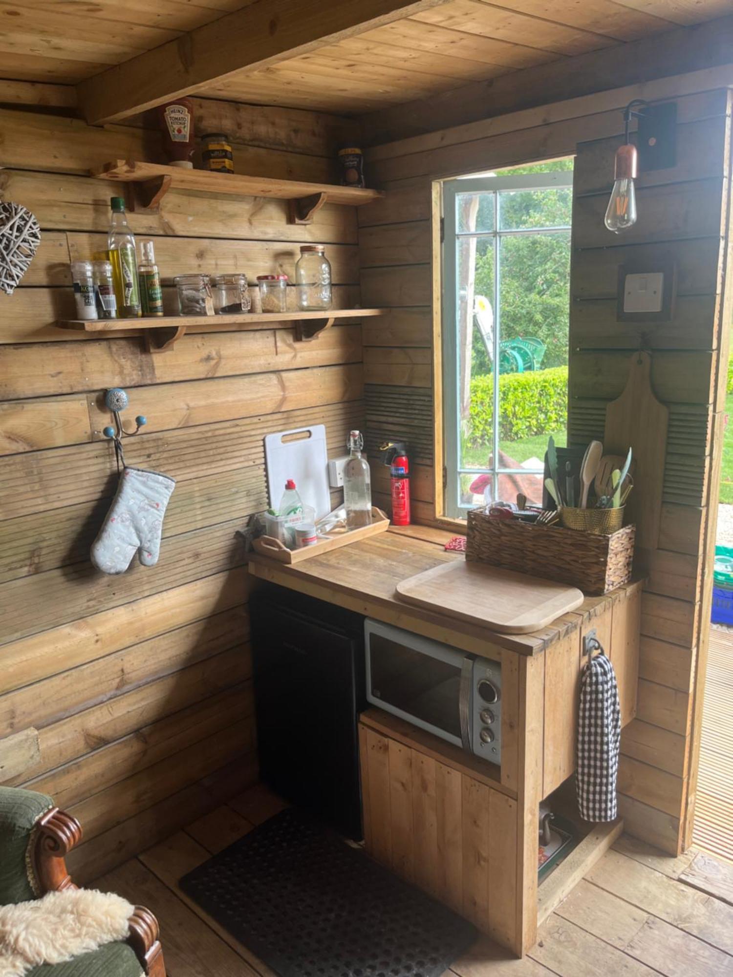 The Hen House Shepherds Hut With Hot Tub Chittoe Esterno foto