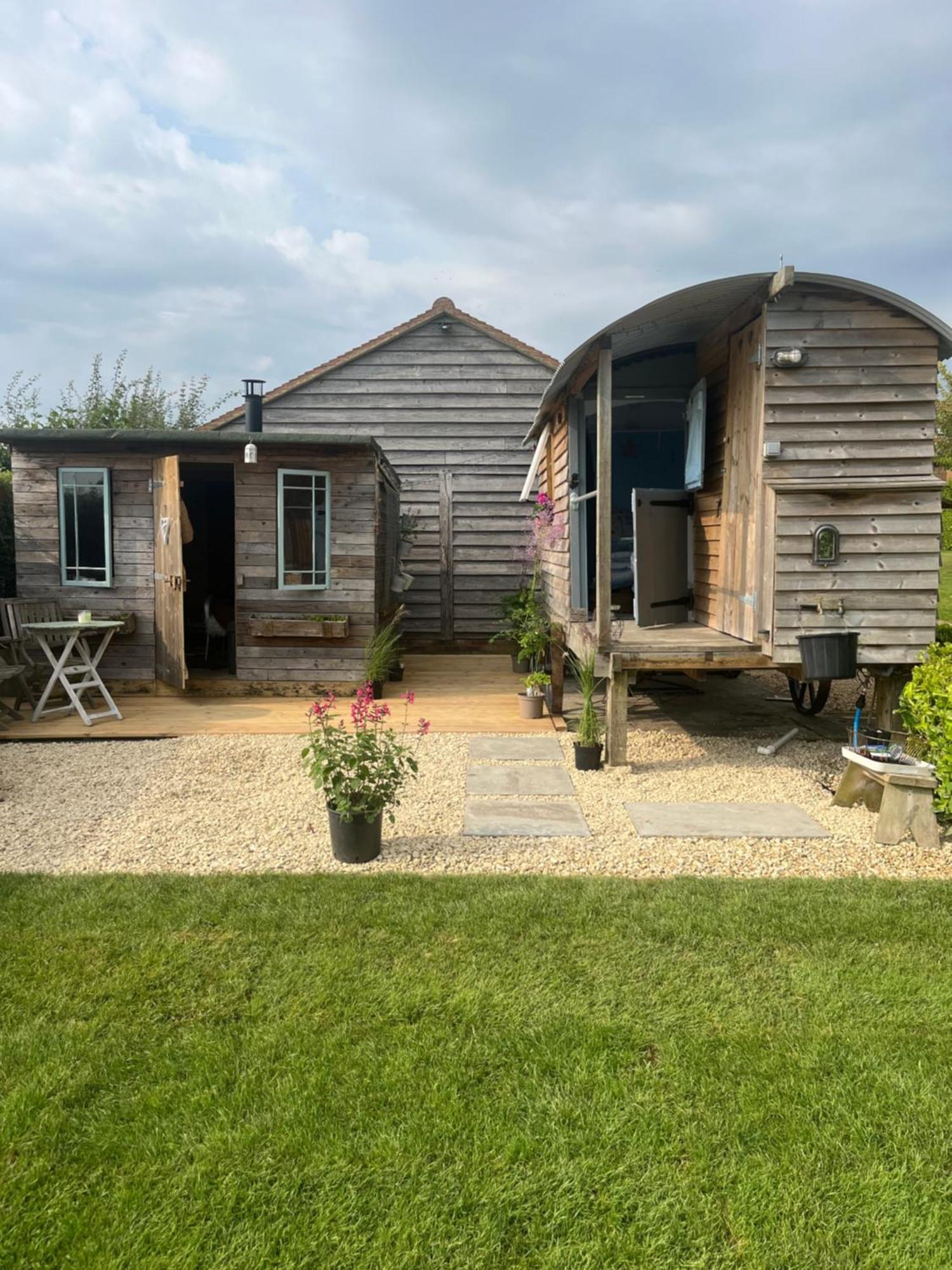 The Hen House Shepherds Hut With Hot Tub Chittoe Esterno foto
