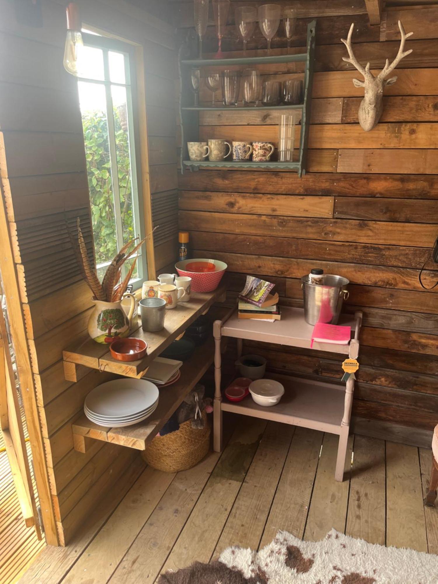 The Hen House Shepherds Hut With Hot Tub Chittoe Esterno foto