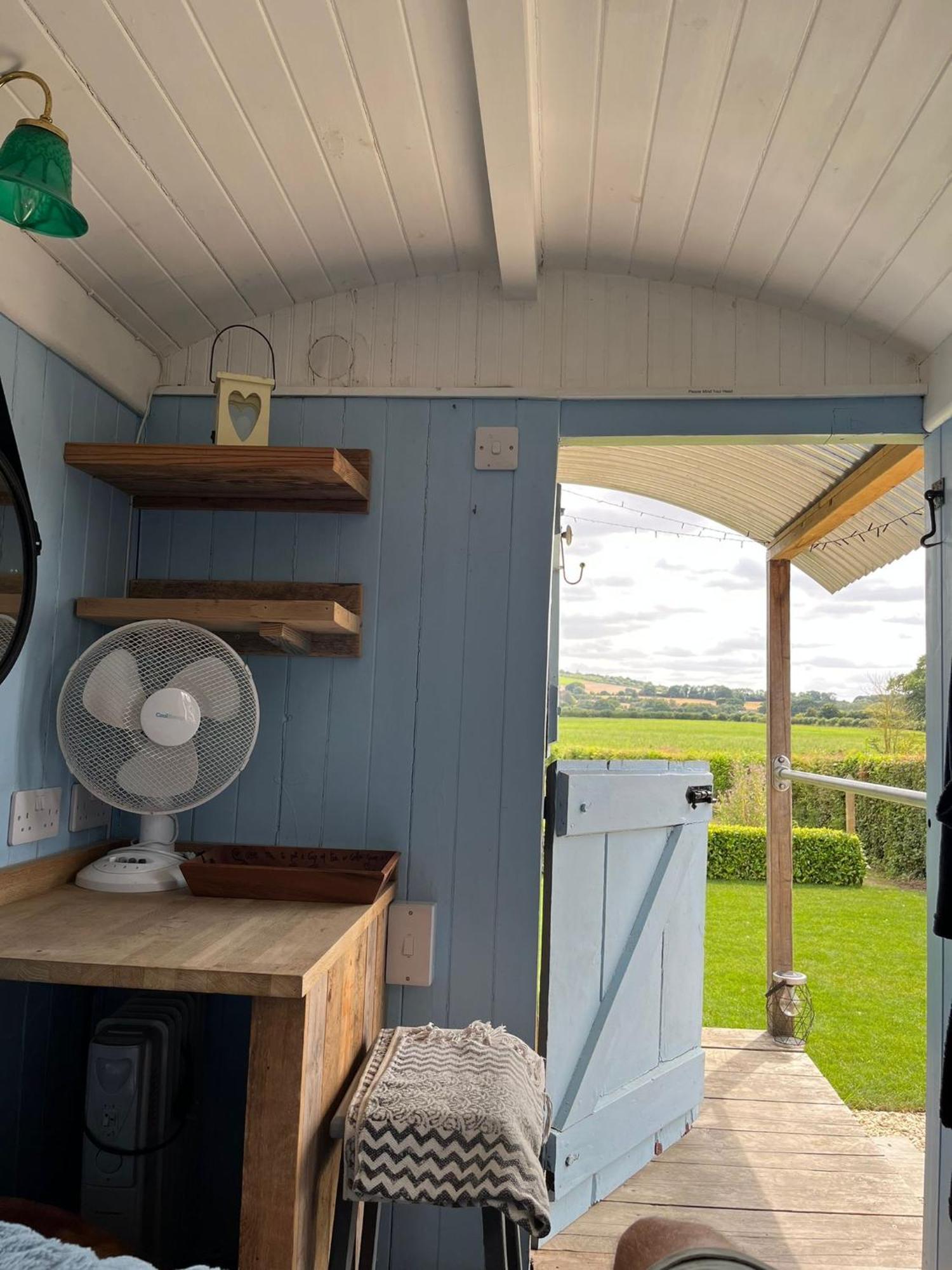 The Hen House Shepherds Hut With Hot Tub Chittoe Esterno foto