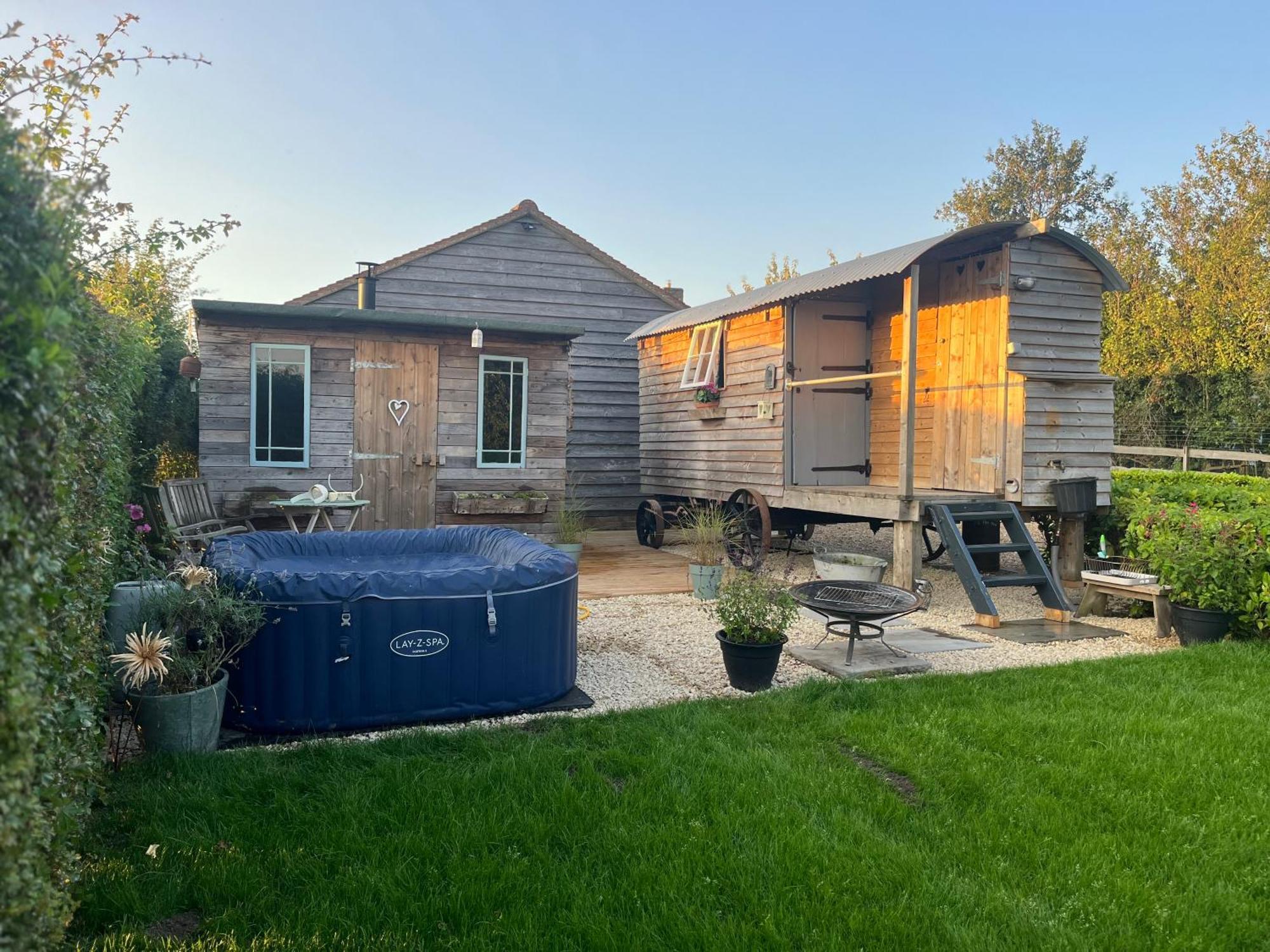 The Hen House Shepherds Hut With Hot Tub Chittoe Esterno foto